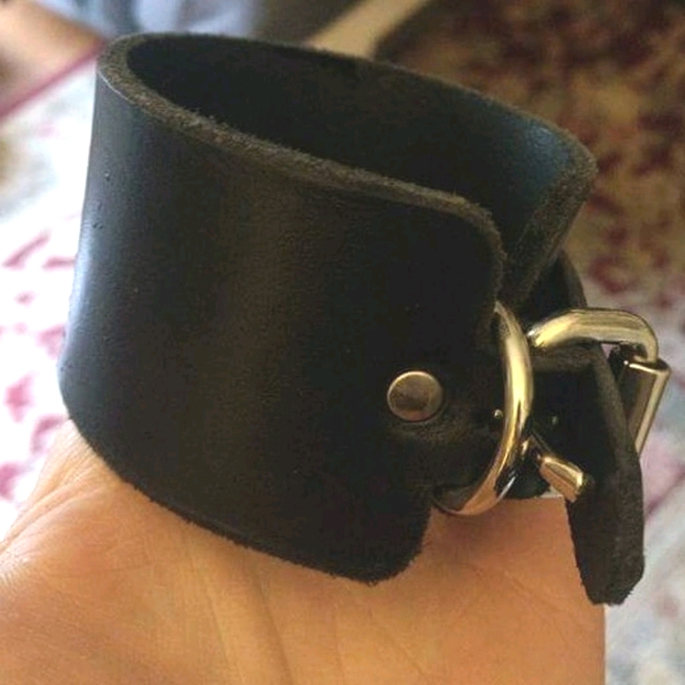 Leather Weapon buckle cuff mint